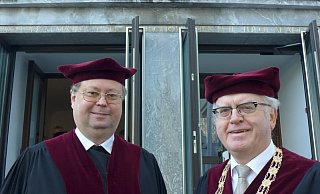 Alter und neuer Rektor: Rüdiger Althaus (l.) ist nun der amtierende Nachfolger von Josef Meyer zu Schlochtern. - Hans-Hermann Igges