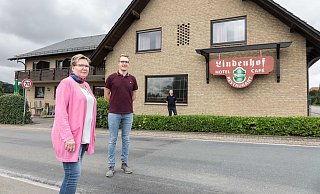 Susanne Honermann steht auf westfälischem Grund, ihr Mann Hans-Heinrich in Niedersachsen, Sohn Matthias auf der Grenze. - Cornelia Müller