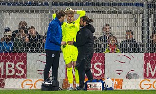 Alles nur Show? Armina-Keeper Jonas Kersken lässt sich im Spiel gegen Viktoria Köln behandeln. - Teresa Kroeger