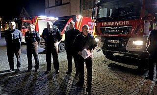 Tim Kähler hat am Freitagabend drei von vier neuen Einsatzfahrzeugen an die Feuerwehr übergeben. Der Leiter der Hauptamtlichen Wache Lutz Kölling, der stellvertretenden Feuerwehrchef Axel Freitag, Feuerwehrchef Karsten Buschmann und Kreisbrandmeister Bernd Kröger hörten auch die lobenden Worte des Bürgermeisters gern. - Frank-Michael Kiel-Steinkamp