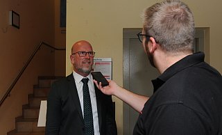 Der bisherige und künftige Pr. Oldendorfer Bürgermeister Marko Steiner verbrachte den Wahlabend zunächst im Rathaus und äußerte sich erst nach Auszählung aller Wahlbezirke. Er freue sich über den Vertrauensbeweis der Bürger, sagte Steiner. - Joern Spreen-Ledebur