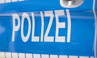 Ein Polizist und der Autofahrer wurden schwer verletzt. (Symbolbild) - Boris Roessler/dpa