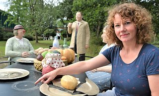Imke Heidotting deutet auf die Stelle, an der die Kaffeekanne montiert gewesen ist. Auch der Spaziertstock des Pollhans-Bürgermeisters ist verschwunden. - Karin Prignitz