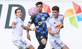 Raphael Obermair (M.), hier im Testspiel gegen Leeds United, wird auch künftig das Trikot des SC Paderborn tragen. - Oliver Krato
