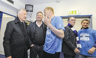 Gerhard Weber nach Arminias Aufstieg in die 2. Bundesliga 2015 im Gespräch mit DSC-Akteur Manuel Hornig. - Christian Weische