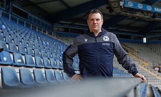Uwe Koschinat strebt mit der Arminia den Klassenerhalt an. - Friso Gentsch/dpa