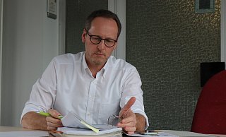 Bürgermeister Bernd Poggemöller hat die Ärmel hochgekrempelt. Ein großer Teil seiner Arbeit ist von der Coronakrise geprägt. - Ulf Hanke