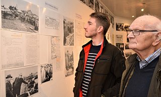Erinnerung: Aurel Eichberg (21) und sein Großvater Werner Dresselhaus haben unter den vielen Bildern eines gefunden, auf dem die Gaststätte Dresselhaus-Brockmann während des Pollhansmarktes im Kriegsjahr 1940 zu sehen ist. - Karin Prignitz