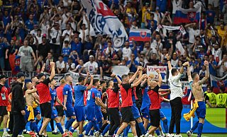 Die Slowaken bejubeln mit ihren Fans den Achtelfinal-Einzug. - Arne Dedert/dpa