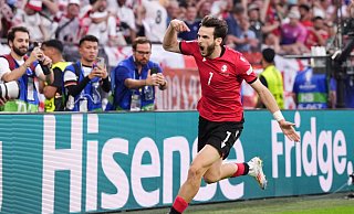 Georgiens Chwischa Kwaratschelia jubelt über seinen Treffer zum 1:0. - Bradley Collyer/PA Wire/dpa