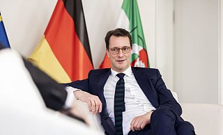 Hendrik Wüst, Ministerpräsident von Nordrhein-Westfalen, beim Gespräch in der Staatskanzlei. - Land NRW / Marcel Kusch