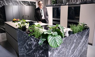 Marketingchef Rolf Overlack spricht von einem guten ersten Halbjahr für Siematic. Bei der Hausmesse setzt der Küchenhersteller insbesondere auf besondere Materialien und neue Farben. - Felix Eisele