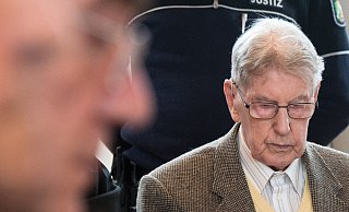Der frühere Auschwitz-Wachmann Reinhold Hanning sitzt in Detmold auf der Anklagebank. Dem 94-Jährigen wird Beihilfe zum Mord in mindestens 170 000 Fällen vorgeworfen. - picture alliance / dpa