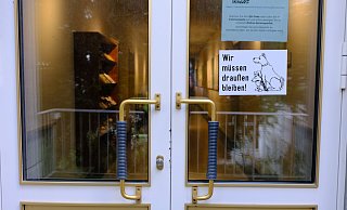 Der oder die Täter versuchten vergebens diese Seitentür des Rathauses aufzuhebeln. - Ulf Hanke