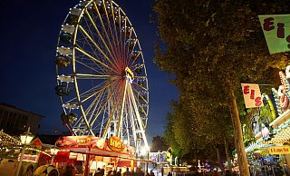 Auf der 700 Meter langen Kirmesmeile auf dem Liboriberg bieten die Schausteller zu Herbstlibori ein Erlebnis mit viel Abwechslung für die ganze Familie. - Stadt Paderborn