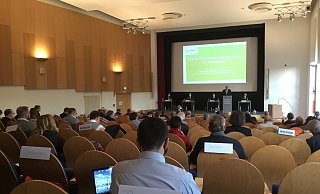 Mit großem Abstand zueinander sitzen die Mitglieder des Stadtrats und einige Besucher im Auditorium des Kongresszentrums auf dem Bildungscampus. - Corina Lass