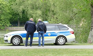 Mitarbeiter des Ordnungsamtes im Gespräch mit der Polizei. - Thorsten Mailänder
