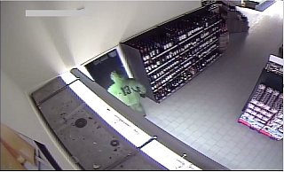 Mit diesem Foto sucht die Polizei nach Zeugen. Auffällig ist die "13" auf der Jacke des Täters. Die Aufnahme entstand am 10. Oktober bei einem Überfall in Hüllhorst. - Polizei Minden-Lübbecke