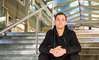 Long-Covid Patient Mark Döring sitzt auf der Treppe, die zum Haupteingang des Klinikums führt. Während seiner Krankheit wäre die für ihn unüberwindbar gewesen. - Ralf Bittner