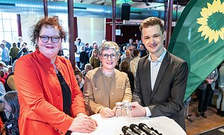 Neujahrsempfang der Grünen in der Hechelei (v. l.): Christina Osei, Britta Haßelmann und Dominic Hallau. - Barbara Franke Neujahrsempfang der Grünen in der Hechelei (v. l.): Christina Osei, Britta Haßelmann und Dominic Hallau. - Barbara Franke