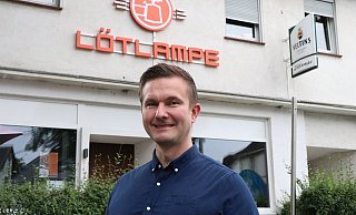Hendrik Ernst, Inhaber der Lötlampe, will mit dem Kneipenflohmarkt den Menschen in den Hochwassergebieten helfen. - Holger Kosbab