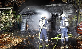 Trotz umgehender Löscharbeiten der Feuerwehr brannte die Hütte komplett ab - auch auf ein Auto griffen die Flammen über. - Gabriele Grund