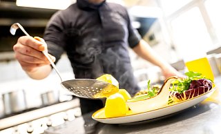 Gütersloher Gastronomen haben erklärt, welche Auswirkungen die Senkung der Mehrwertsteuer für ihre Betriebe hätte. - dpa