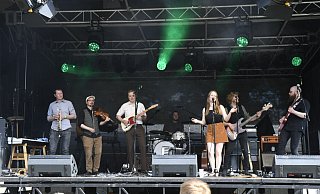 Die heimische Band Von Weiden trat zu Beginn und am Ende des Warmenau Open Airs auf der Wiesenbühne auf und spielte viele bekannte Hits. Das Event profitierte besonders von den sommerlichen Temperaturen, die entspannte Stimmung aufkommen ließen. - Stefanie Boss