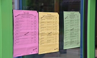 An der Tür war es richtig angeschlagen, aber der Wahlvorstand in Bielefeld-Ubbedissen gab den gelben Stimmzettel für die Oberbürgermeisterwahl zunächst nicht aus. - Neue Westfälische