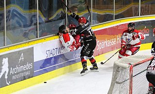 Aua, das tut weh: Christophe Lalonde bei einem harten Check gegen den Hannoveraner Fedor Kolupaylo. - Yvonne Gottschlich