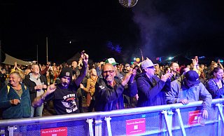 Am Samstagnachmittag hatte sich der Regen verzogen. Vor den Bühnen wurde es voll. - Stefan Lyrath