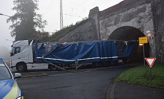 Der demolierte Sattelzug musste abgeschleppt werden. - Polizei Herford