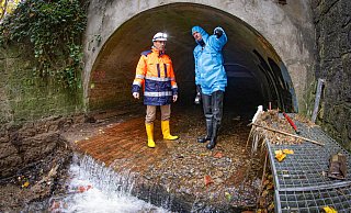 Der Lutter-Kanal vor Stauteich I: Bauleiter Mehdi Karimi und Andreas Kuhlemann vom Umweltbetrieb untersuchen die Wände des drei Meter breiten und zwei Meter hohen Bauwerks, das von innen zur Sanierung ausgekleidet werden soll. - Mike-Dennis Müller / www.mdm.photo