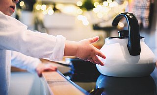 Gefahren für Kinder im eigenen Haushalt werden von Eltern im Kreis Höxter häufig unterschätzt. Verbrennungen sind typische Unfälle, die sogar im Krankenhaus medizinisch versorgt werden müssen. - AOK