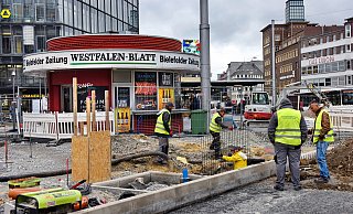 Die Pflasterer auf dem Jahnplatz stehen unter Zeitdruck. Damit sie mehr Platz haben und schneller arbeiten könnten, wird der beliebte Pavillon voraussichtlich für sechs Wochen geschlossen. - Barbara Franke