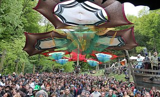 Party vor dem DJ-Pult: Auf dem Main Floor und der angrenzenden „Arche Goa” tanzte und stampfte sich das Publikum zu psychedelischen Klängen warm. Hai in den Mai lockt Besucher aus dem In- und Ausland nach Wehdem. - Tanja Dittmann