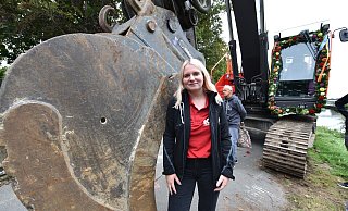 Der erste Erdaushub für die Landesgartenschau ist vollzogen. Das übernahm Baggerfahrerin Michelle Stölting. - Thomas Kube
