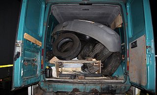 In dem gelandenen Transporter steckten zu allem Übel noch Schrott und alte Reifen. - Polizei