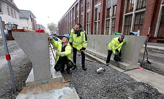 Die Arbeiten im Bereich Oelmühlenstraße/August-Bebel-Straße der Linie 3 neigen sich dem Ende zu. Aktuell wird der Bahnsteig erstellt. - Wolfgang Rudolf