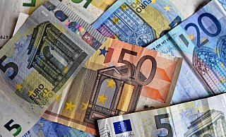 Vier junge Männer haben am Samstagnachmittag auf der Kaiserstraße ein Pärchen überfallen und Bargeld verlangt. Symbolbild: Pixabay