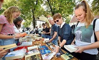 Stöbern, lesen, tauschen: Lara Stölting aus Brackwede (v.r.) und Christina Geerds aus Gellershagen suchen sich ein Buch aus. Immer wieder legen Neuankömmlinge neue dazu. - Barbara Franke