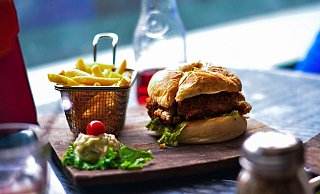 Unter anderem werden Burger serviert. - Symbolbild: Pixabay
