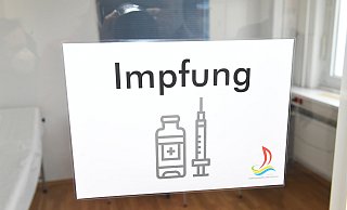 In einigen Bielefelder Einrichtungen sind Bewohner und Mitarbeiter bewusst von der Impfung ausgenommen worden, teilweise wohl wegen Unwissenheit.  - Picture alliance