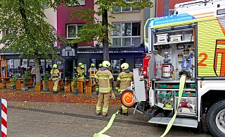 Im Imbissbetreib "Bärlin Döner" an der Paderborner Friedrichstraße brannte am Dienstagmittag eine Fritteuse. Die Feuerwehr kühlte das siedendheiße Fett und belüftete die Betriebsräume. - Ralph Meyer