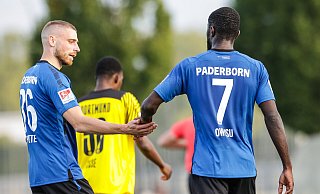 Felix Platte (l.), hier im Testspiel gegen Dortmund, fällt gegen Darmstadt erneut aus. Prince Owusu ist einer der Kandidaten, der ihn ersetzen könnte. - picture alliance / RHR-FOTO