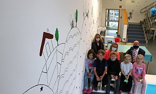 Es freuen sich Isabella (v.l.), Hugo, Jannis, Anneli und Lea, (dahinter v.l.) OGS-Leiterin Silke Timm, Grundschulleiterin Antje Thiele und von der Sparkasse Christoph Reuther. - Andreas Sundermeier