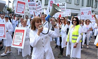 Zwischen 400 und 500 Personen nahmen an der Protestaktion der Apotheker in Paderborn teil. - Holger Kosbab