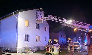 Eine Person wurde vorsorglich über die Drehleiter aus dem Obergeschoss gerettet. - Ralph Meyer