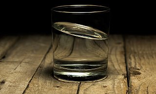 Ein junger Mann wurde mit einem Glas attackiert. - Symbolbild: Pixabay