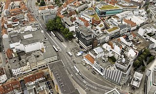 Vorfahrt für Busse: Der Neumarkt in Osnabrück zerschneidet als Verkehrsader die Fußgängerzone dort – ähnlich wie der Jahnplatz in Bielefeld. Busspuren sind hier nichts Neues. - Photo & Copyright: Gert Westdörp, Zum Jägerberg 32, 49170 Hagen aTW, Tel.: 05405-9990050, email: gert.westdoerp@t-online.de